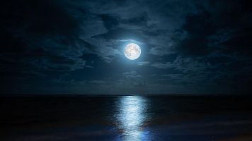Luna sobre el mar
