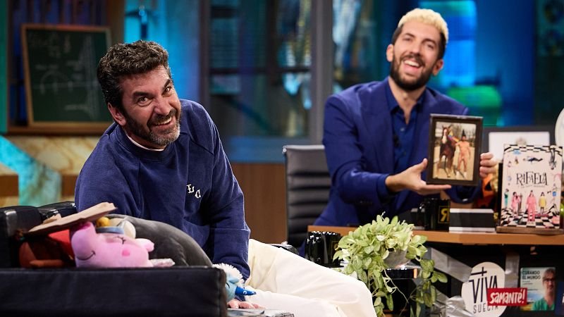 Arturo Valls sube la apuesta de las fotos desnudo y propone un decreto ley para las preguntas clásicas de La Revuelta