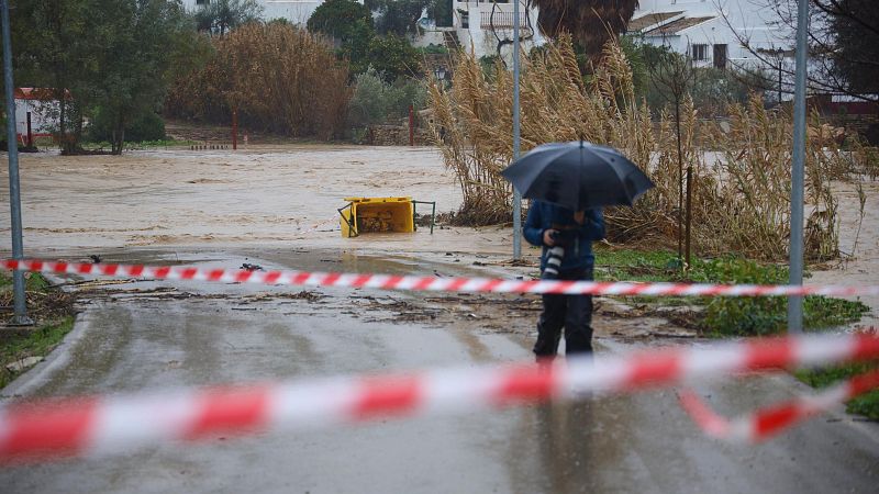Buscan a una desaparecida por el temporal junto al r�o en Sayalonga, M�laga