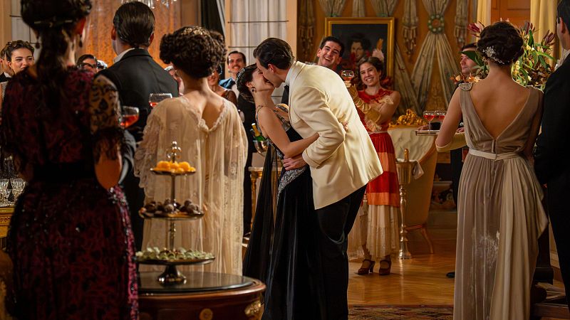 Curro da el paso definitivo con Ángela en 'La Promesa': "¿Quieres casarte conmigo?"