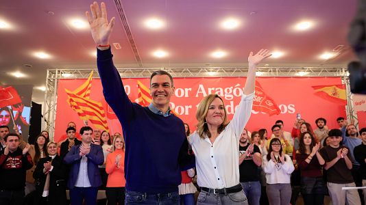 El presidente del Gobierno, Pedro S�nchez, saluda junto a la candidata del PSOE a la Presidencia de Arag�n, Pilar Alegr�a