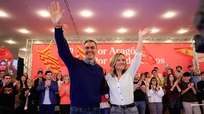 El presidente del Gobierno, Pedro S�nchez, asiste al acto de cierre de campa�a de la candidata del PSOE a la Presidencia de Arag�n, Pilar Alegr�a, celebrado en Zaragoza este viernes.
