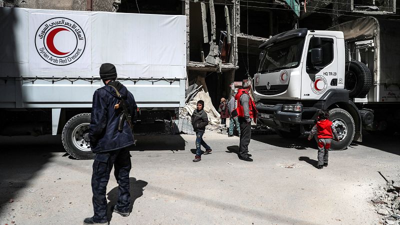 Un convoy humanitario logra entrar en Guta y repartir la ayuda pese a los bombardeos