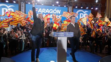 El presidente del Partido Popular, Alberto N��ez Feij�o (d) y el candidato Jorge Azc�n durante el acto de fin de campa�a electoral del PP de cara a las elecciones en Arag�n