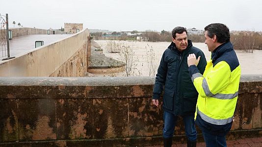 El presidente de la Junta de Andaluc�a, Juanma Moreno, junto al alcalde de C�rdoba Jos� Mar�a Bellido