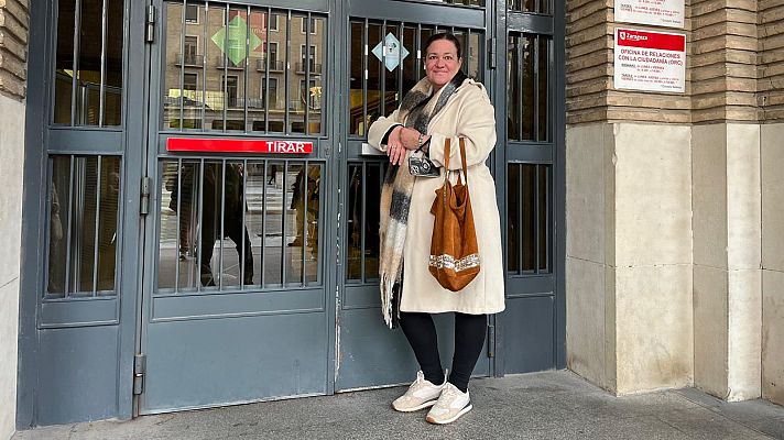 Ana Cristina espera en la puerta del Ayuntamiento de Zaragoza "para ser la primera mujer en votar"