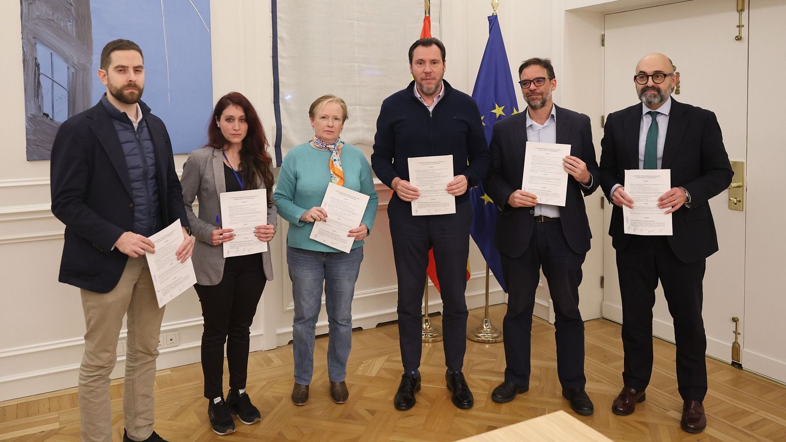 Los sindicatos de maquinistas desconvocan la huelga ferroviaria - Telediario 2 | Ver