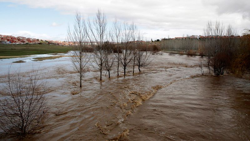 El paso de la borrasca Félix pone a una treintena provincias en alerta por fuertes vientos, lluvias y oleaje