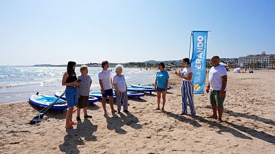 'Fes-me viral' visita Coma-ruga per conèixer el projecte 'Onades inclusives'