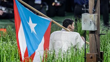 Bad Bunny sostiene la bandera puertorrique�a durante su espect�culo en la Super Bowl.