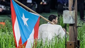 Bad Bunny sostiene la bandera puertorrique�a durante su espect�culo en la Super Bowl.