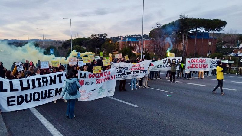 Els docents es mobilitzen arreu de Catalunya per "dignificar" l'educació pública
