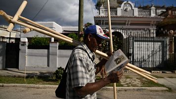 El vendedor ambulante F�lix Mart�nez, de 56 a�os, lee una revista, mientras el gobierno comunista de Cuba detalla un amplio plan para garantizar el suministro de combustible a sectores clave, desafiando el esfuerzo de Estados Unidos de cortar el suministro de petr�leo a la isla caribe�a, La Habana, Cuba, 7 de febrero de 2026.
