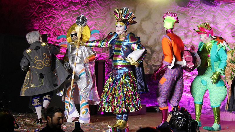 La ventada desllueix el Dijous Gras i obliga a reprogramar l'inici del Carnaval