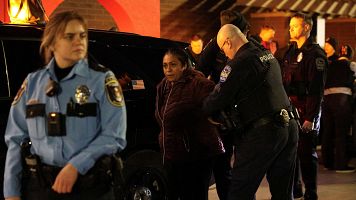 Agentes del ICE detienen a una migrante en Minesota, EE.UU.