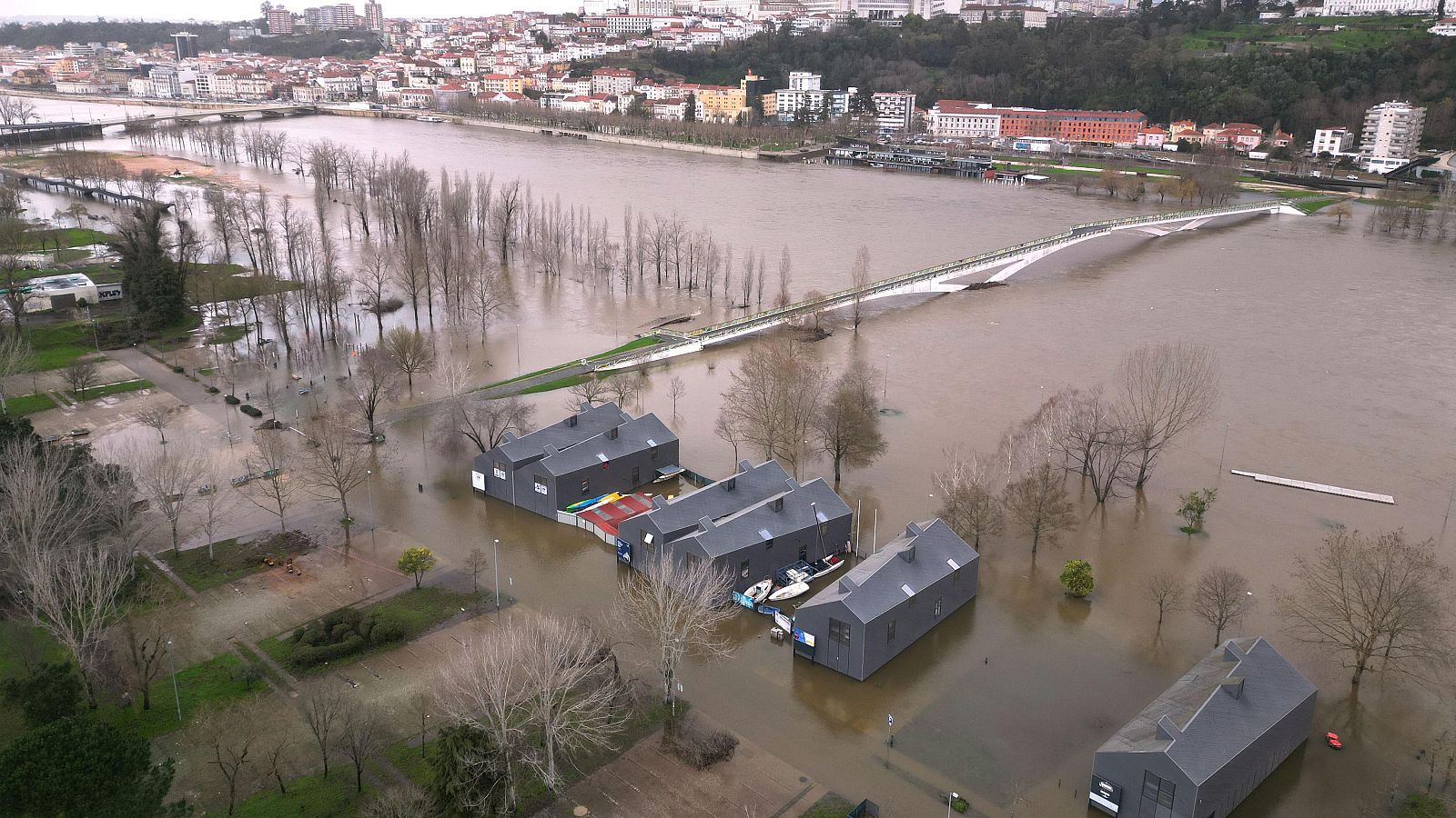 Planean evacuar a 9.000 personas de Coímbra por las inundaciones | Ver