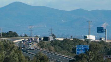 Un cami� ha bolcat a l'AP-7 a l'Hospitalet de l'Infant a causa de l'episodi de fort vent   (ACN | Ariadna Escoda)