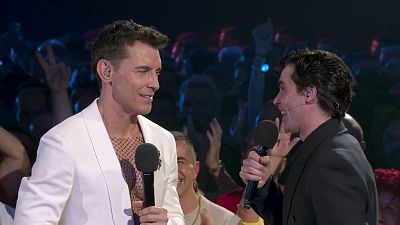 Jesús Vázquez sorprende y canta en directo en la final del Benidorm Fest: ¡así fue su momentazo con Javier Ambrossi!