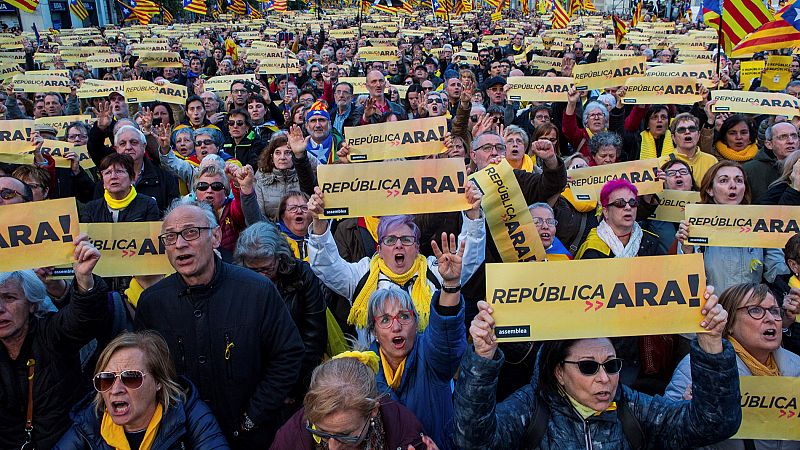 Unas 45.000 personas se manifiestan en Barcelona para exigir que se forme un Govern que pueda "activar la república"