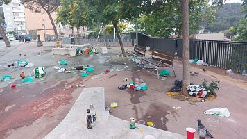 Deixalles despr�s d'una nit de festa en una pla�a de Barcelona