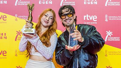 Tony Grox & LUCYCALYS triunfan con 'T AMARÉ' y alzan la Sirenita de Oro del Benidorm Fest 2026