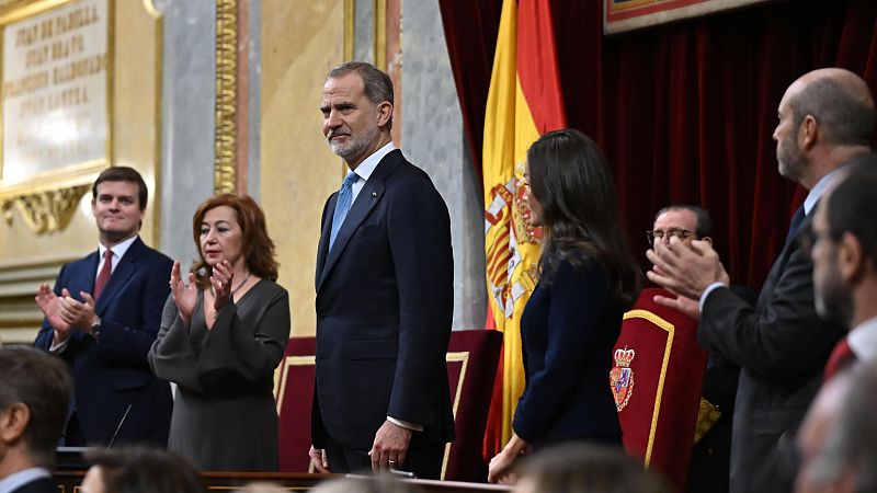 Felipe VI reivindica la "legitimidad" de la Constitución y pide no caer "nunca en la complacencia de ver la obra completa"
