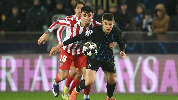 Nicolo Tresoldi y Marc Pubill disputan un bal�n