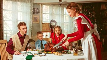 Recreaci�n: 'tradwife' sirve la cena de acci�n de gracias a su marido e hijos