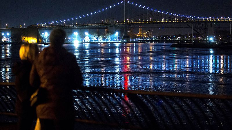 Cinco muertos al estrellarse un helicóptero en el East River de Nueva York