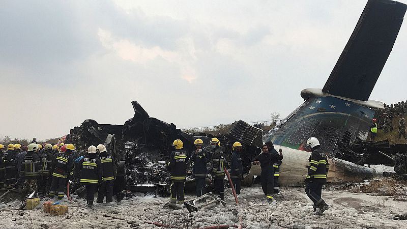 Mueren al menos 49 personas al estrellarse un avión de pasajeros en Katmandú
