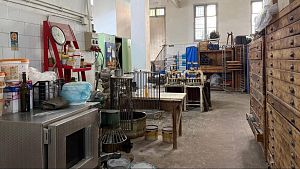 L?obrador del Forn Giralt (Ruiz Padr�n, 89), on la maquin�ria i les calaixeres de fusta conserven el ritme del pa fet com abans.