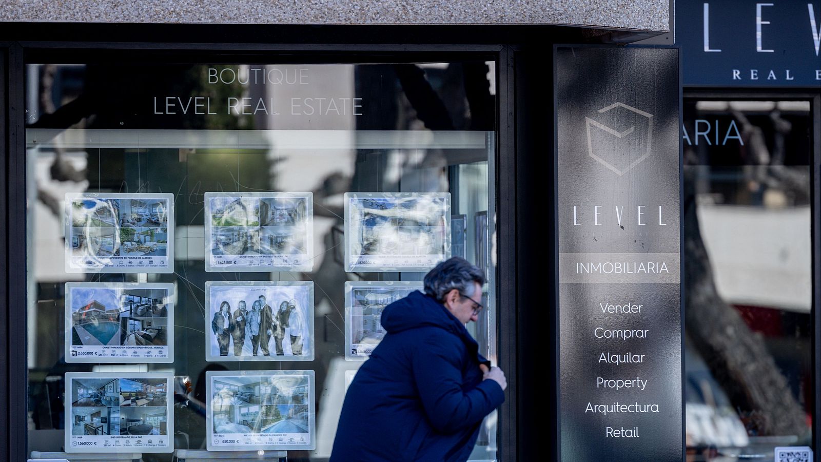 Encontrar una vivienda para vivir cada vez es más difícil. Más de 40 personas se han interesado en una hora por un anuncio de un piso de un dormitorio por mil euros en Madrid. Quienes ofertan, exigen garantías de pago y cuidados para su propiedad. Quienes buscan, aseguran que el proceso se parece a un casting en el que se piden nóminas.