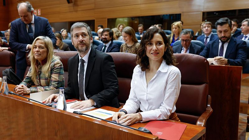 Ayuso elude las críticas en un bronco pleno con alusiones a la "guerra de clanes" en el PP y la denuncia de Móstoles
