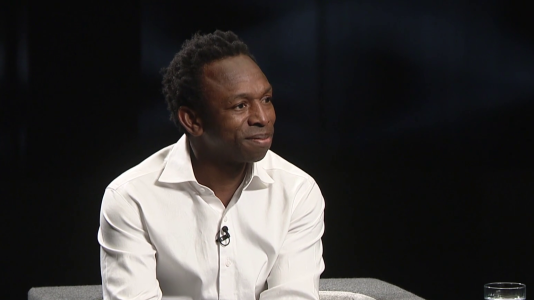 Ousman Umar relata el seu viatge de cinc anys per arribar a Europa: "Jo no vaig tenir el luxe de ser nen"