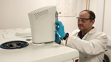 Jos� Gonz�lez Rodr�guez en el Laboratorio de Trazas de la Universidad de Lincoln, Reino Unido