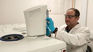 Jos� Gonz�lez Rodr�guez en el Laboratorio de Trazas de la Universidad de Lincoln, Reino Unido