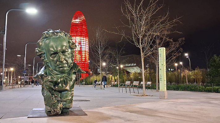 Una de las siete esculturas gigantes de la estatuilla de los premios Goya instalada en la plaza de las Glories de Barcelona