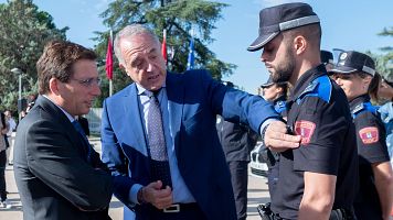 El alcalde de Madrid, Jos� Luis Mart�nez-Almeida (i) y el director general de la Polic�a Municipal, Pablo Enrique Rodr�guez (c), durante la presentaci�n de los nuevos uniformes de la Polic�a Municipal, en 2023