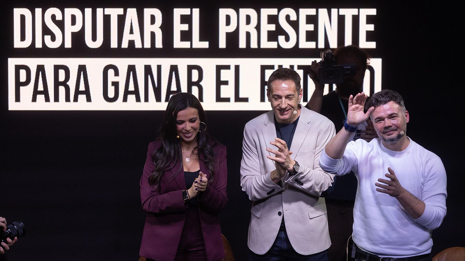 Los partidos de izquierda celebran el éxito de audiencia y la repercusión del acto de este miércoles en Madrid del portavoz de Esquerra en el Congreso, Gabriel Rufián. Sin embargo, las formaciones de izquierda siguen sin ver claro cómo llevar a cabo esa unidad que propone el líder catalán. Sumar reivindica su fórmula y Podemos de momento no se da por aludida.