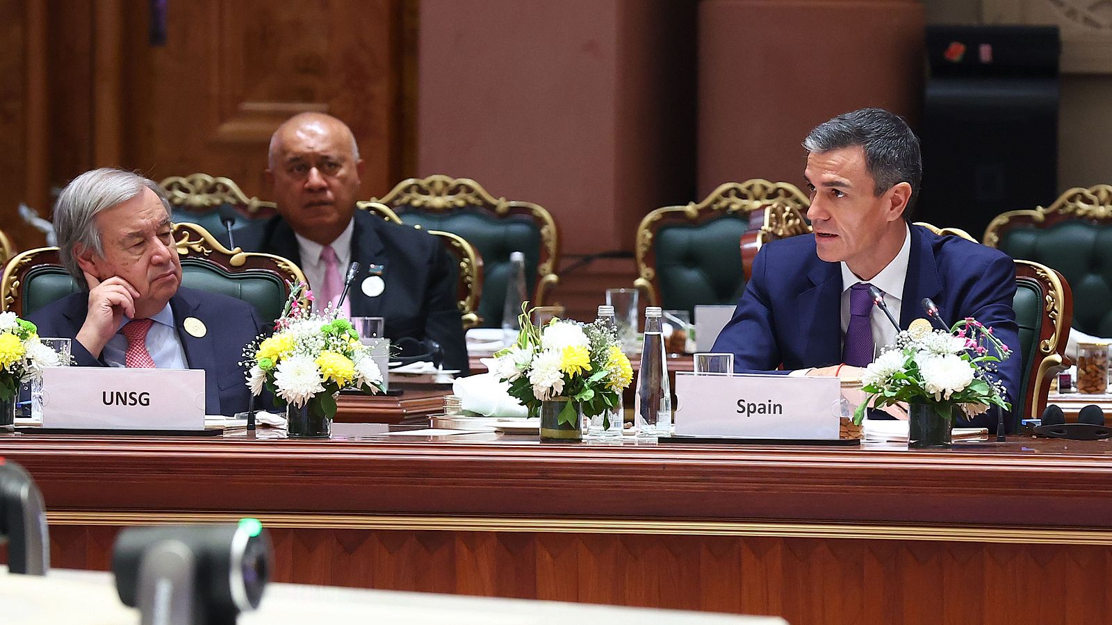 El presidente del Gobierno, Pedro Sánchez, ha participado en la India en una cumbre global sobre inteligencia artificial en pleno enfrentamiento con el dueño de X, Elon Musk. Allí ha abogado por una tecnología al servicio de la democracia y ha alertado del riesgo de la pérdida de empleos.