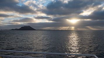 Vista de la Isla de Lobos al amanecer desde el barco que conecta Fuerteventura con Lanzarote