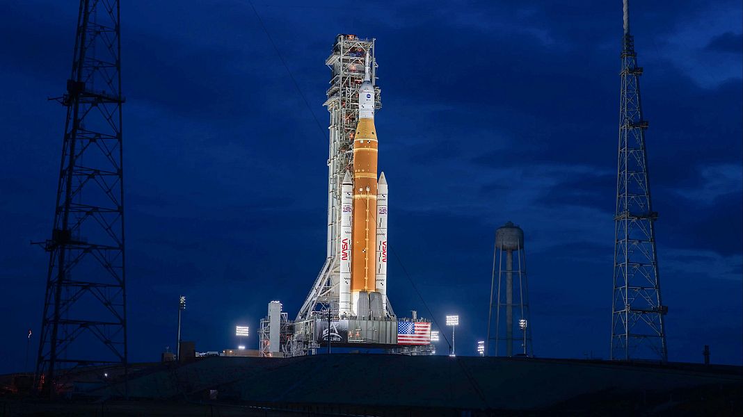 El cohete Artemis II SLS (Sistema de Lanzamiento Espacial) con la nave espacial Orion
