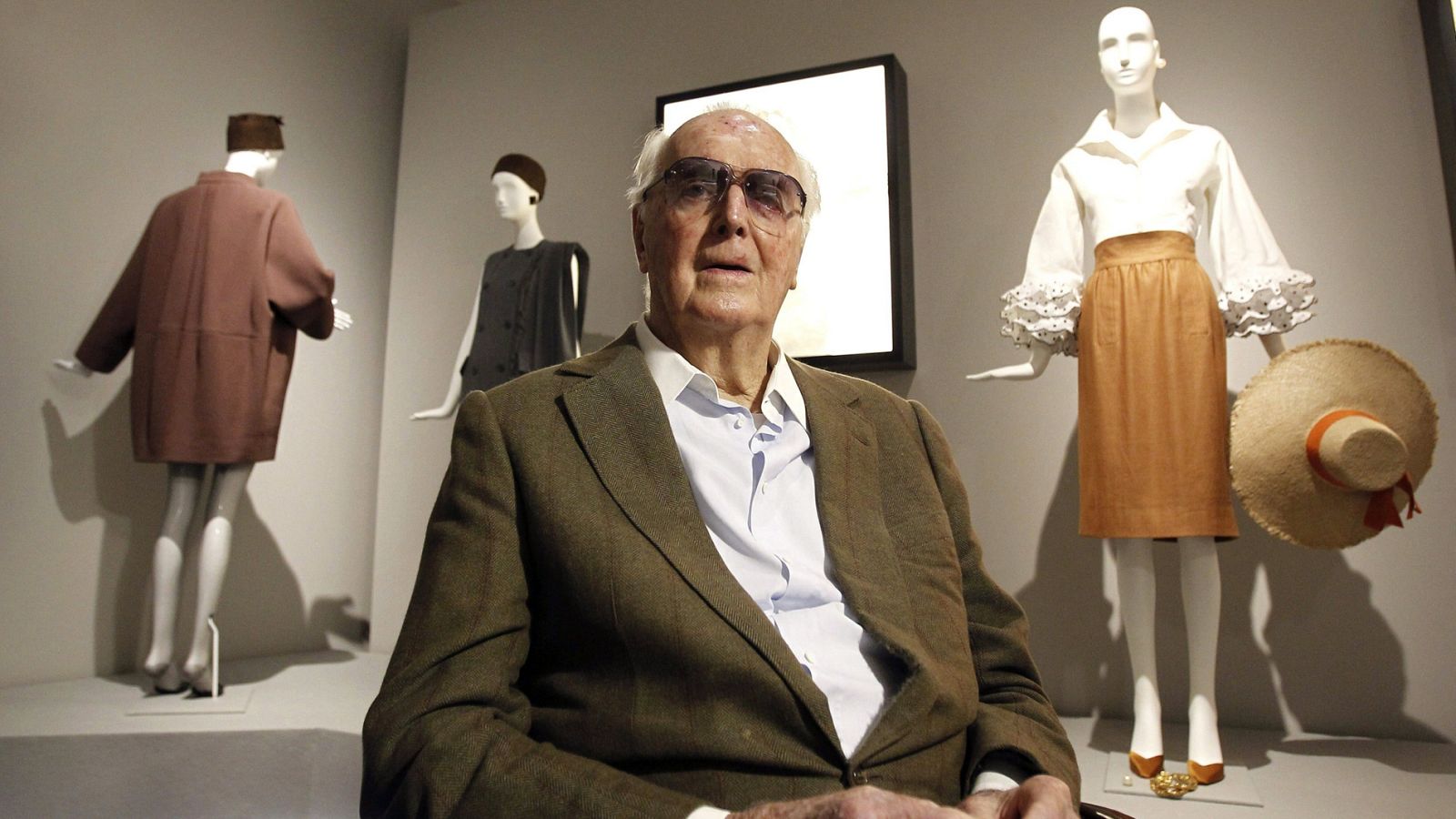Muere el diseñador Hubert de Givenchy, la aguja más elegante | Ver