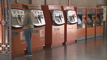 M�quines expenedores de t�tols de transport al vest�bul de l'estaci� de Fabra i Puig