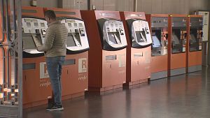 M�quines expenedores de t�tols de transport al vest�bul de l'estaci� de Fabra i Puig