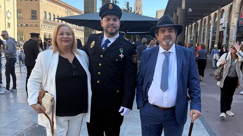 El polic�a Jim�nez con sus padres