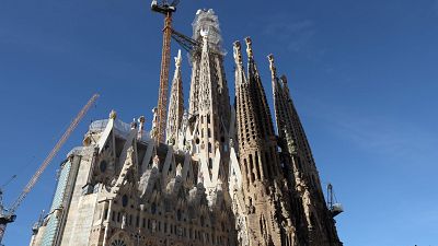 Colocaci�n del brazo superior de la cruz de la torre de Jesucristo en la Sagrada Familia