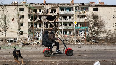 Consecuencias de un ataque a�reo en una zona residencial del asentamiento de Komyshuvakha.