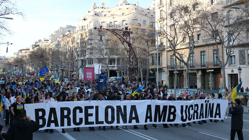 Centenars de persones recorden al carrer el patiment d'Ucra�na
