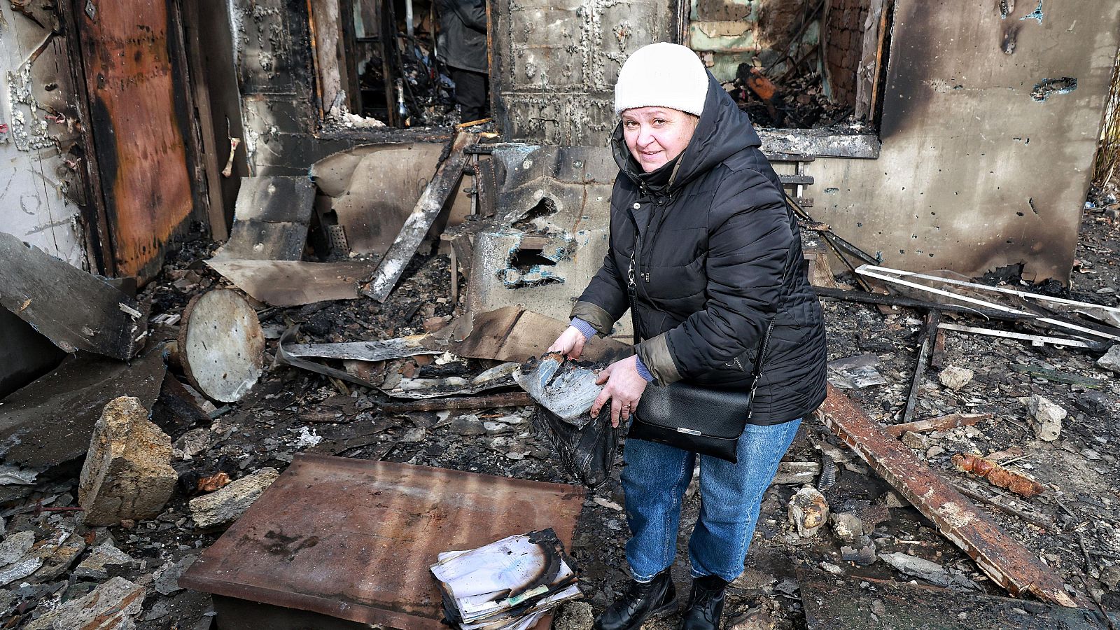 En cuatro años de guerra, los ucranianos combaten el frío, la falta de electricidad o los escombros